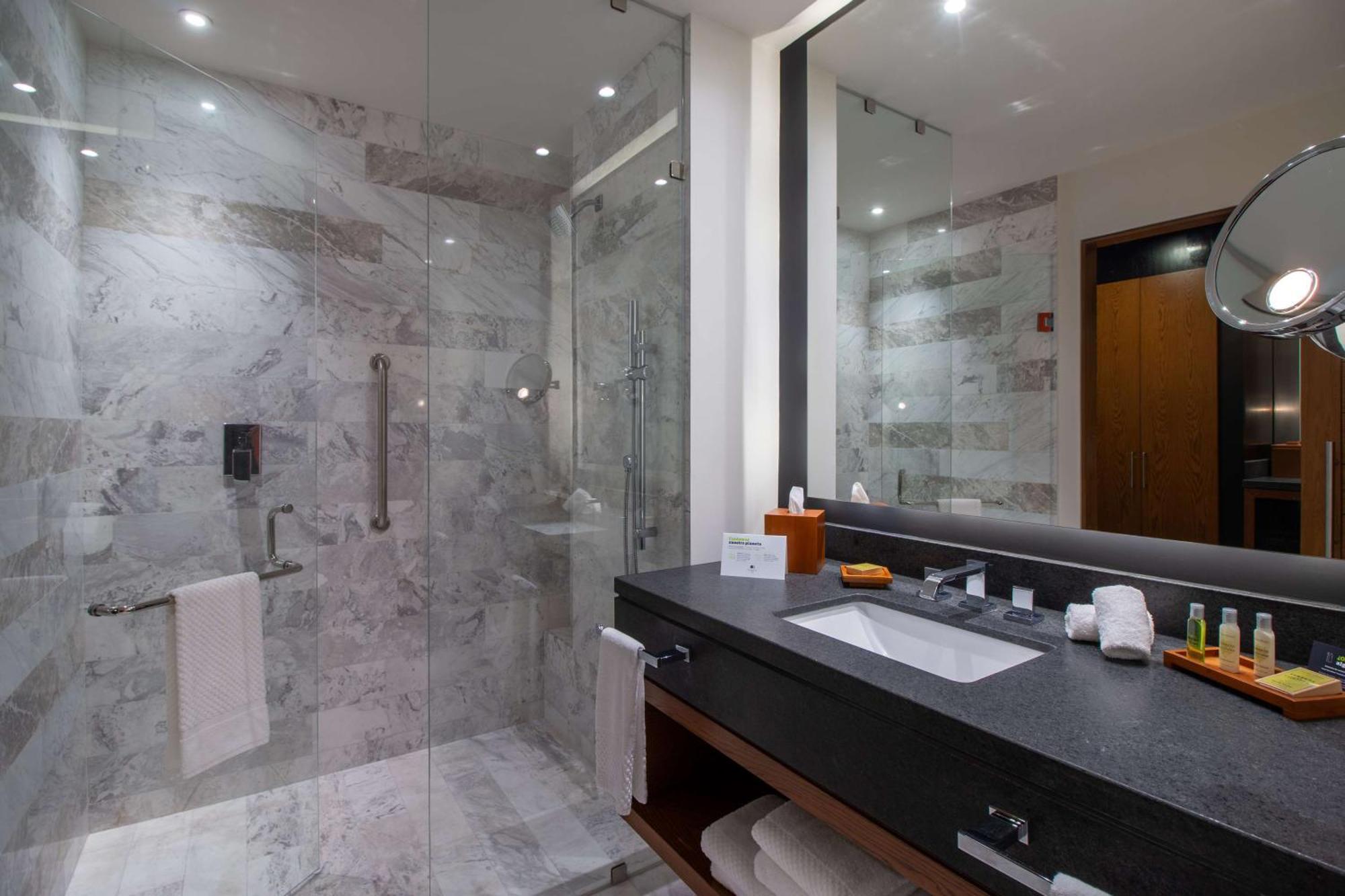 סלאיה Doubletree By Hilton Celaya מראה חיצוני תמונה